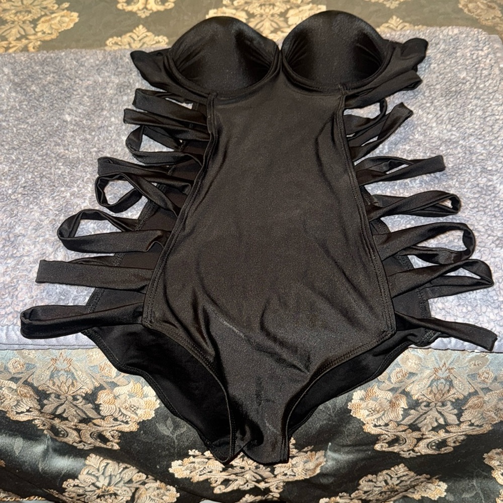 Awesome swimsuit, unique design, very sexy on the sides